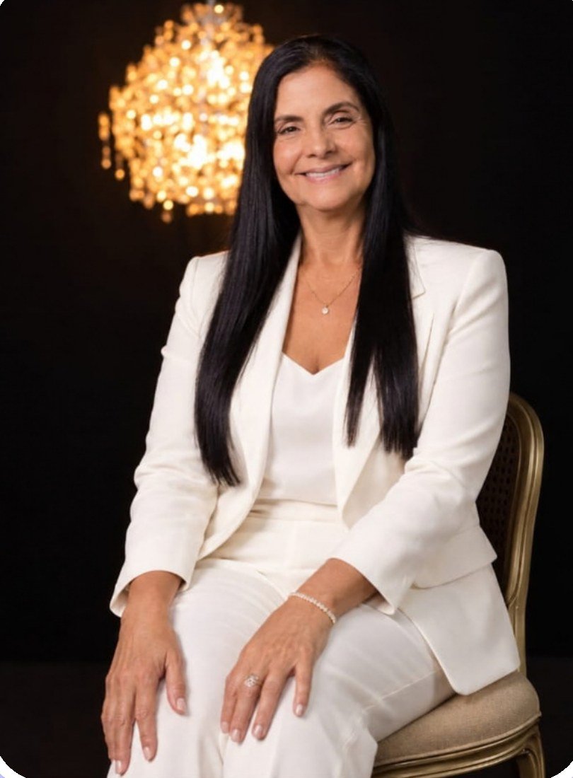 Eliana Beatriz Magalhães, sorrindo, vestindo um terno branco